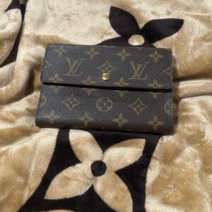 Louis Vuitton wallet can hold a passport authentic with code